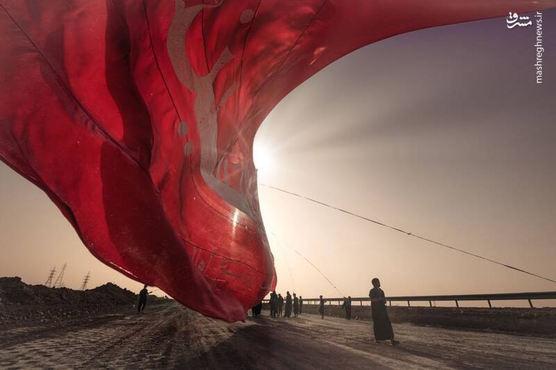 عکس/ پرچم بزرگ "یا لثارت الحسین" در پیاده روی اربعینی اهالی بصره