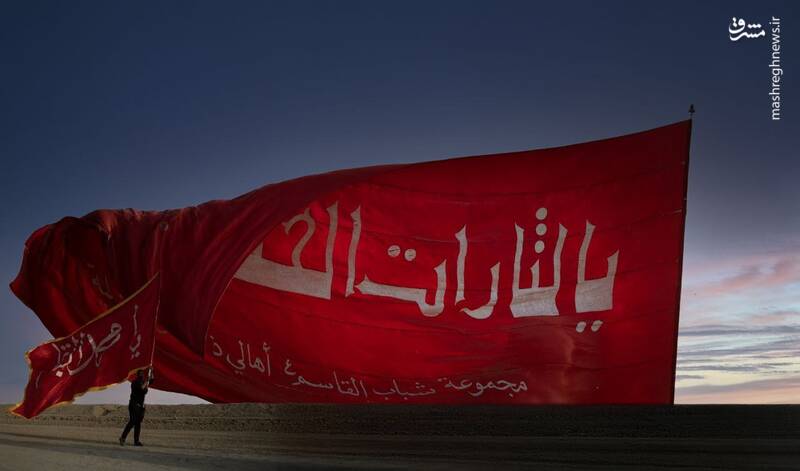 عکس/ پرچم بزرگ "یا لثارت الحسین" در پیاده روی اربعینی اهالی بصره