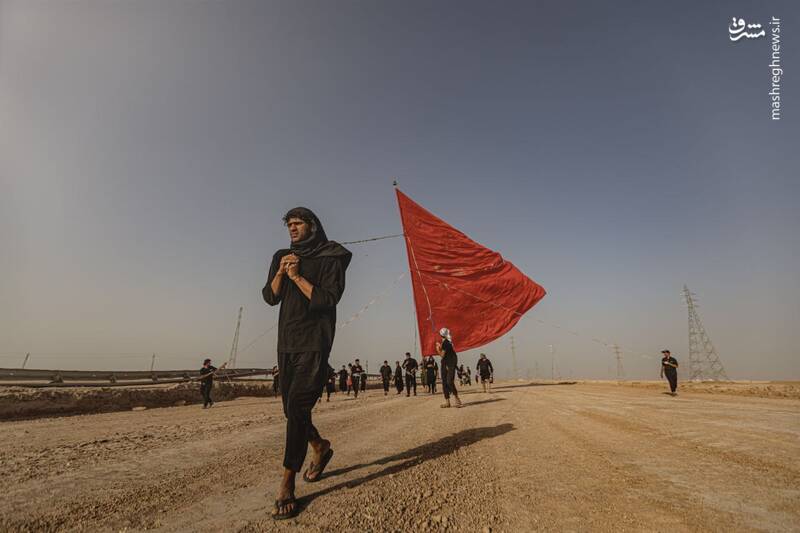 عکس/ پرچم بزرگ "یا لثارت الحسین" در پیاده روی اربعینی اهالی بصره