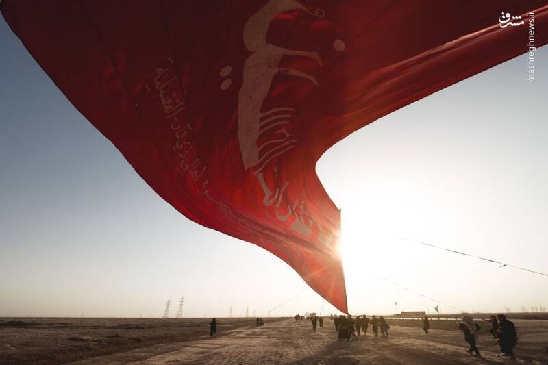 عکس/ پرچم بزرگ "یا لثارت الحسین" در پیاده روی اربعینی اهالی بصره