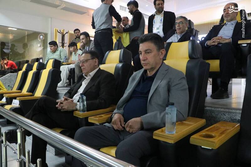 پتوی چهل تکه یا زمین فوتبال!/ نقشجهان را چه میشود! +عکس