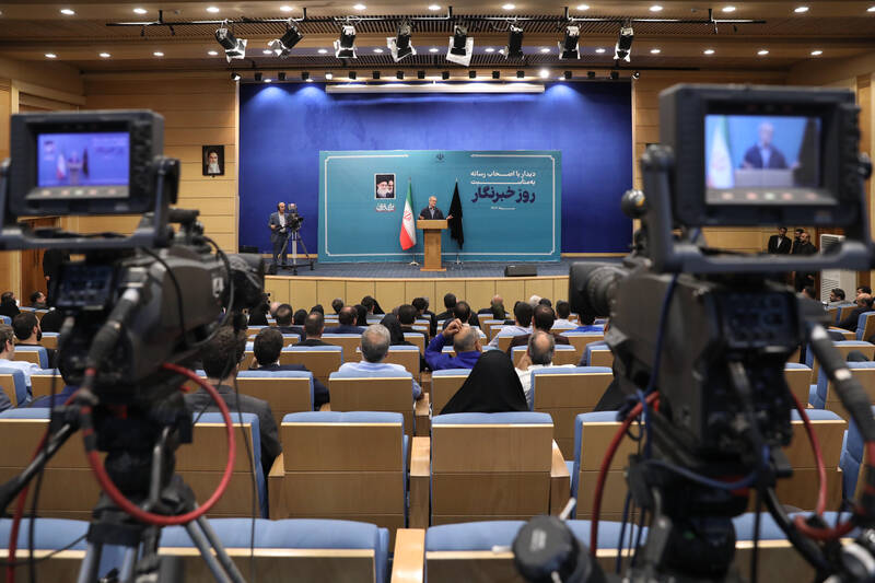 سند چشمانداز و سیاستهای کلی نظام کاملا از نظر علمی و مدیریتی قابل دفاع هستند/ بنده بیش از همه نیازمند انتقاد هستم/ دولت آمادگی دارد مسائل مربوط به خبرنگاران را در قالب لایحهای تنظیم و پیگیری نماید