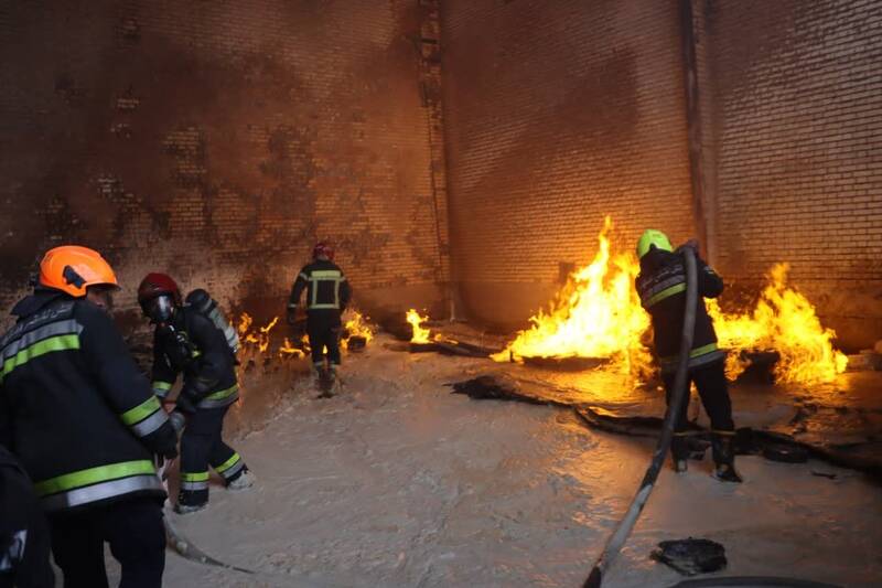 آتشسوزی در کارگاه تینر با ۳ مخزن ۵ هزار لیتری در جاده دولت آباد