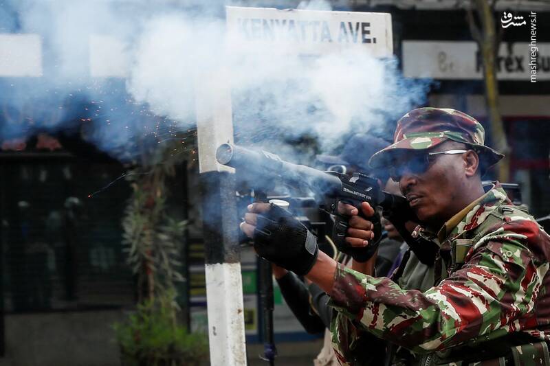 عکس/ پذیرایی از معترضان کنیایی با گاز اشکآور!