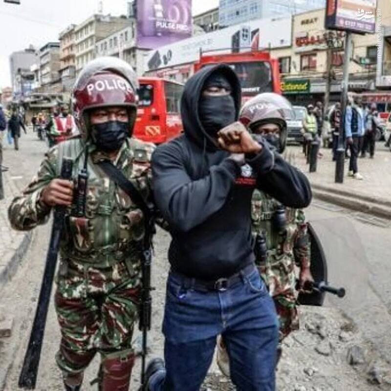 عکس/ پذیرایی از معترضان کنیایی با گاز اشکآور!