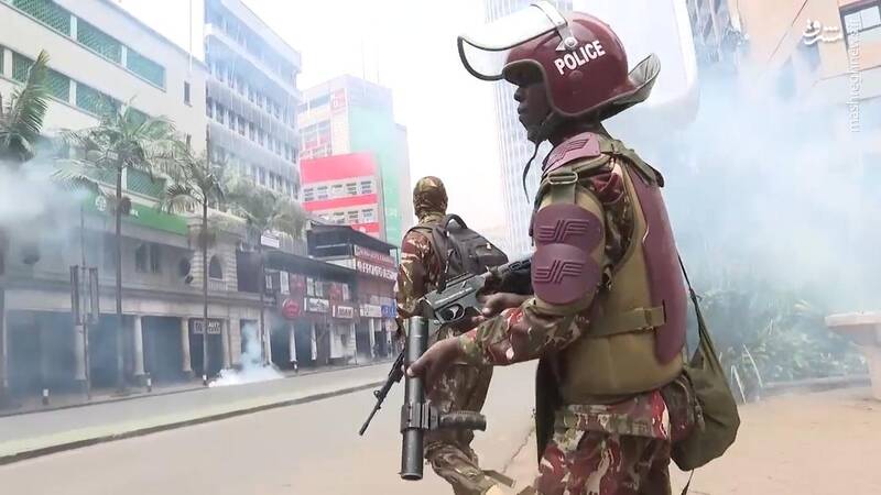 عکس/ پذیرایی از معترضان کنیایی با گاز اشکآور!