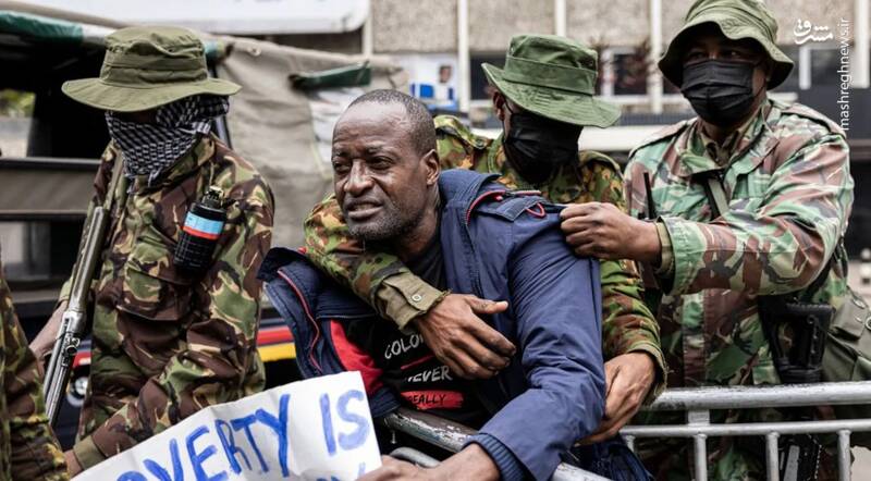 عکس/ پذیرایی از معترضان کنیایی با گاز اشکآور!