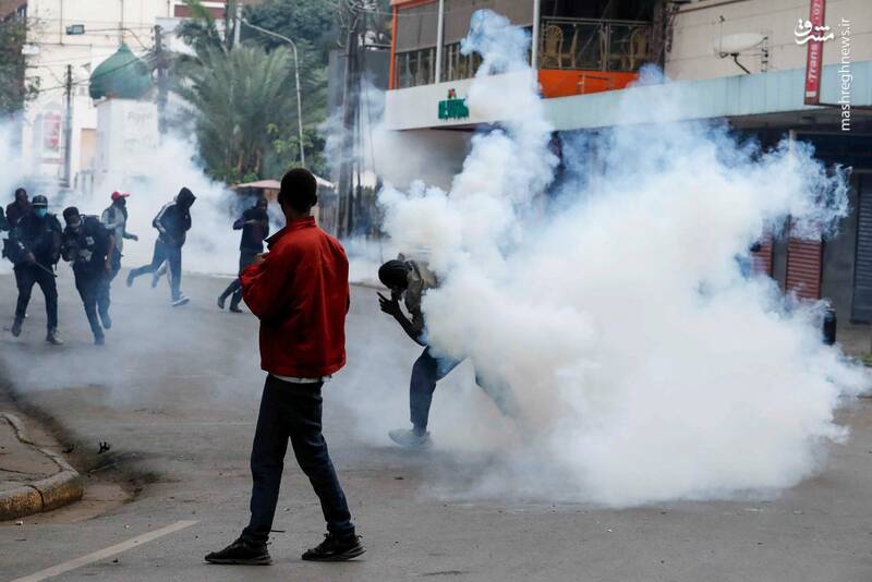 عکس/ پذیرایی از معترضان کنیایی با گاز اشکآور!