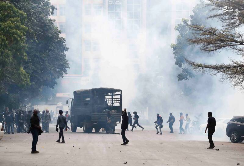 عکس/ پذیرایی از معترضان کنیایی با گاز اشکآور!