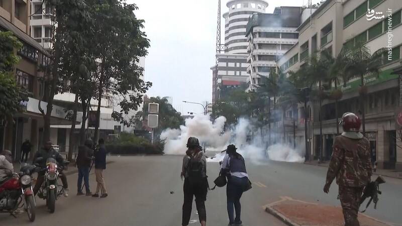 عکس/ پذیرایی از معترضان کنیایی با گاز اشکآور!