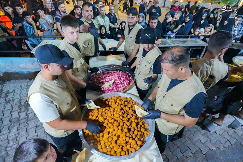 عکس/ پذیرایی از زائران اربعین در سامرا