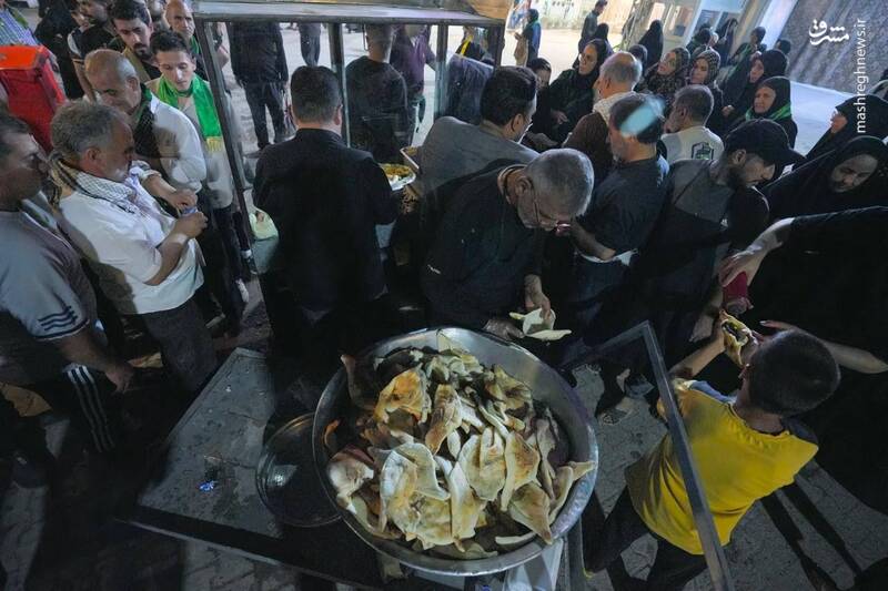 عکس/ پذیرایی از زائران اربعین در سامرا