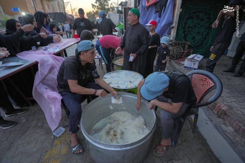 عکس/ پذیرایی از زائران اربعین در سامرا