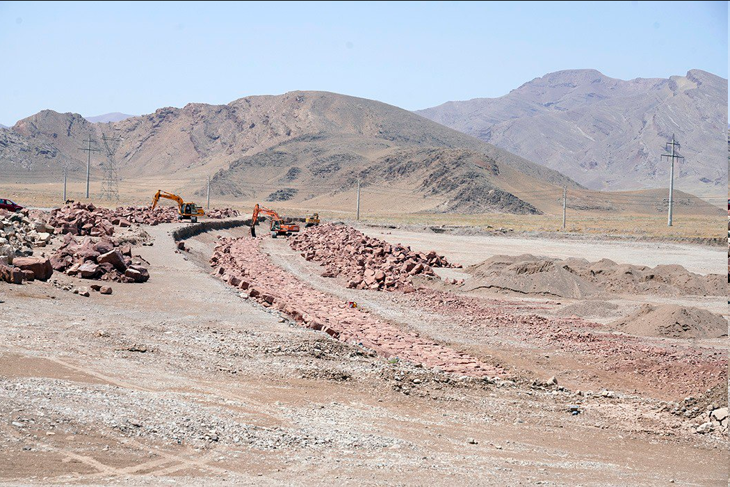 آغاز عملیات اجرایی مخروطه افکنه گلفرج برای کنترل سیلاب رودخانه