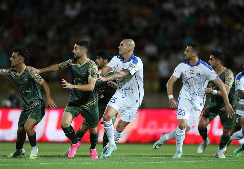 چرا تیم نکونام بعد از گل عقب میایستد؟/ چه اتفاقی افتاده که تحریم VAR تمام شد؟/ الان چه وقت شخم زدن ورزشگاه آزادی بود!