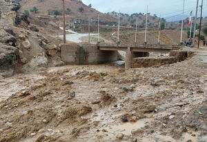 غافلگیری جنوب و غرب کرمان از سیل و طوفان / انسداد راههای روستایی و خسارت نخلها