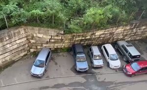 فیلم/ لحظه ریزش دیوار بر روی خودروها!