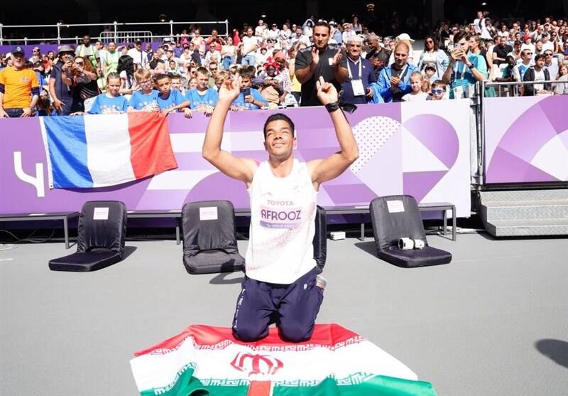 سجده شکر مرد طلایی ایران در پارالمپیک پاریس + عکس 2