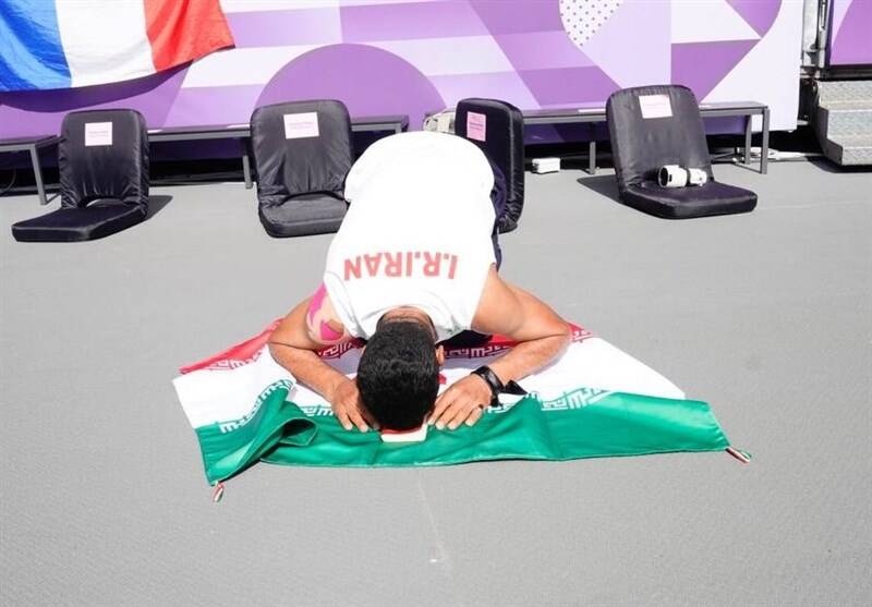 سجده شکر مرد طلایی ایران در پارالمپیک پاریس + عکس 3