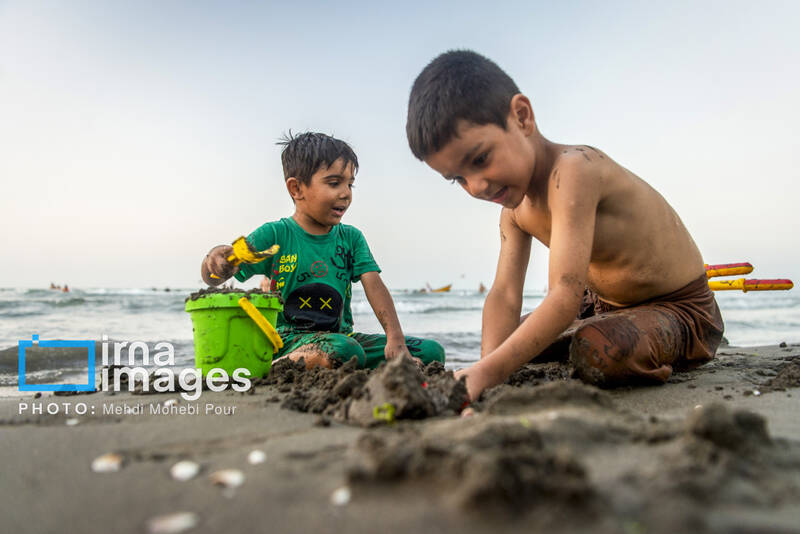 عکس / تفریح در ساحل خزر 3