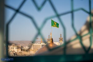 فیلم / مراسم آیین تعویض پرچم گنبد رضوی توسط خادمان