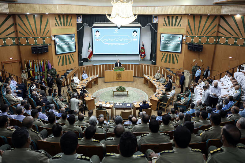 ساختارنظاممند ارتش قابلیت تعمیم به دیگر ساحتهای مدیریتی را دارد/ اقتدار و امنیت امروز کشور مدیون توانمندی نیروهای مسلح کشور است