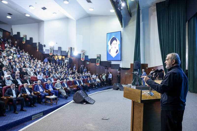 توسعه و ترویج روح تعاون و فرهنگ یاریگری در جامعه باید از مدرسه و دانشگاه آغاز شود/ مشارکت مردمی و روابط بین بخشی از جمله راهکارهای موثر در تحقق اهداف سازمانها بویژه تعاونیها است/ تاکید بر آمادگی دولت برای رفع موانع پیش روی تعاونیهای کشور