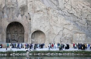 مسافران تابستانی در محوطه تاریخی طاقبستان