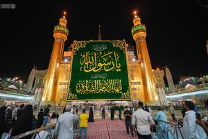 فیلم / نصب کتیبه ولادت رحمت العالمین بر ایوان طلای نجف