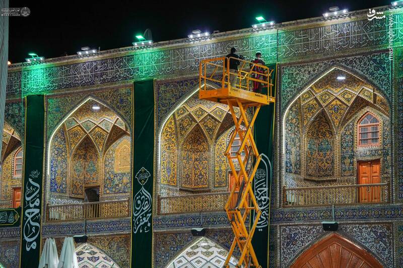 عکس / نصب کتیبههای ولادت پیامبر (ص) در حرم علوی 6