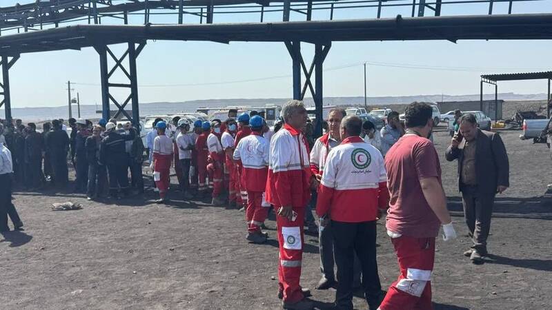 تعداد جانباختگان معدن طبس به ۳۳ نفر رسید/ پیام تسلیت رئیس جمهور/ ۲۲ کارگر گرفتار در بلوک C +عکس و فیلم