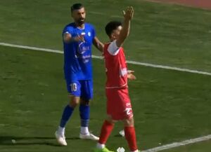 فیلم/ اعتراض هواداران پرسپولیس به رامین رضائیان با پرتاب بطری آب