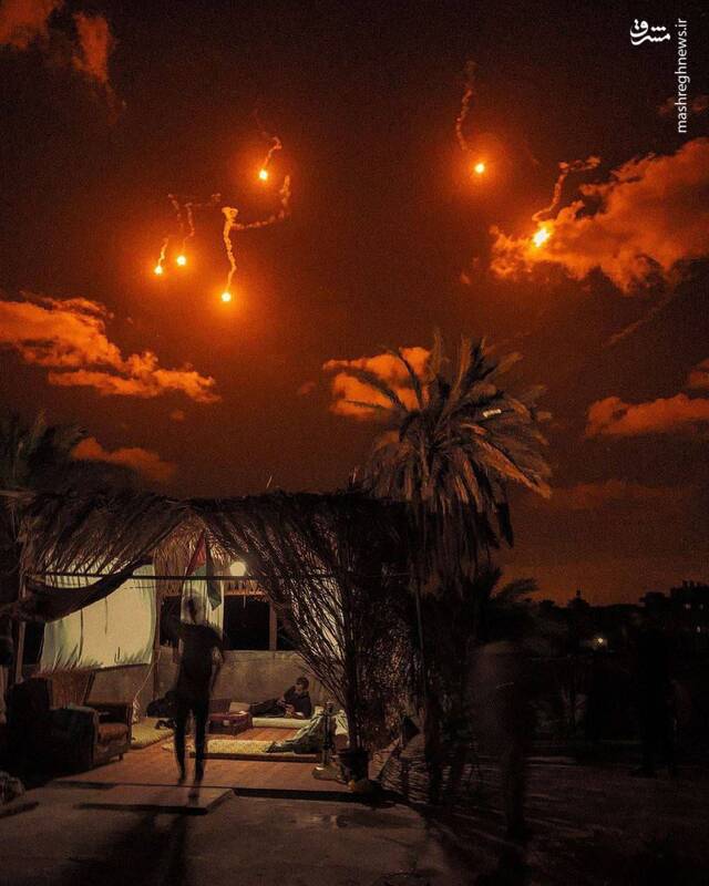 عکس/ قابی زیبا از حمله موشکی ایران به اسرائیل در آسمان غزه