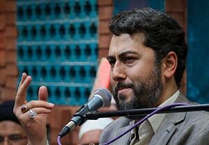 فیلم / شعرخوانی احمد بابایی پیش از خطبههای نماز جمعه