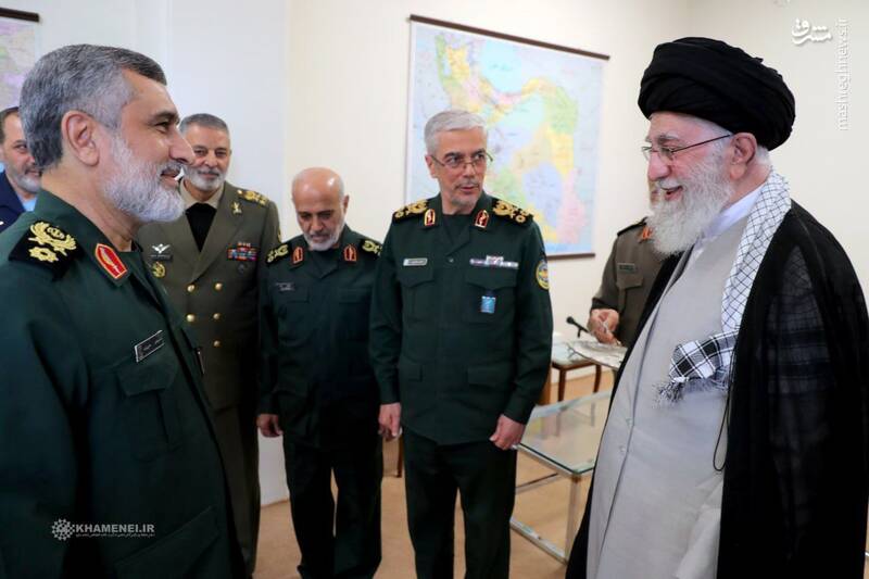 اعطای «نشان فتح» به سردار حاجیزاده، فرمانده نیروی هوافضای سپاه توسط فرمانده کل قوا