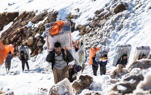 فیلم / سوء‌استفاده معاندان از کولبران برای آوردن سلاح جنگی به کشور