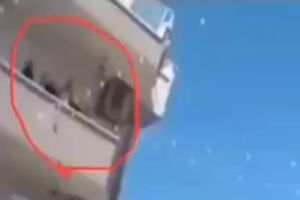 لحظه برخورد یک راکت حزبالله به ساختمانی در حیفا - مشرق نیوز