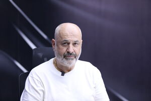 سرمربی خارجی شاغل در لیگ برتر ایران؛ اگر جنگ شود، اسلحه به دست می‌گیرم و با آمریکا می‌جنگم!