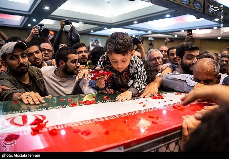 عکس/ وداعِ تهرانیها با شهید عباس نیلفروشان