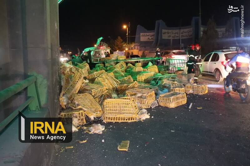 عکس/ برخورد کامیونت حامل مرغ با موانع حاشیه بزرگراه