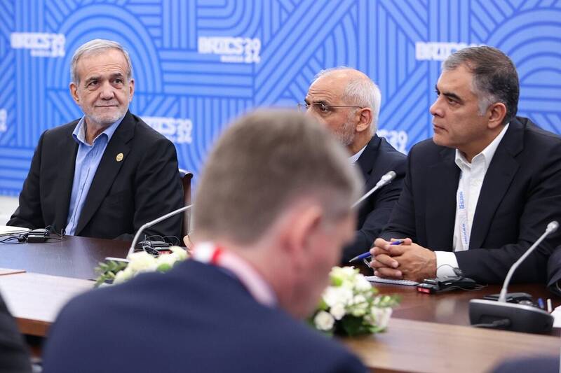 قاب هایی از دیدار مسعود پزشکیان با ولادیمیر پوتین