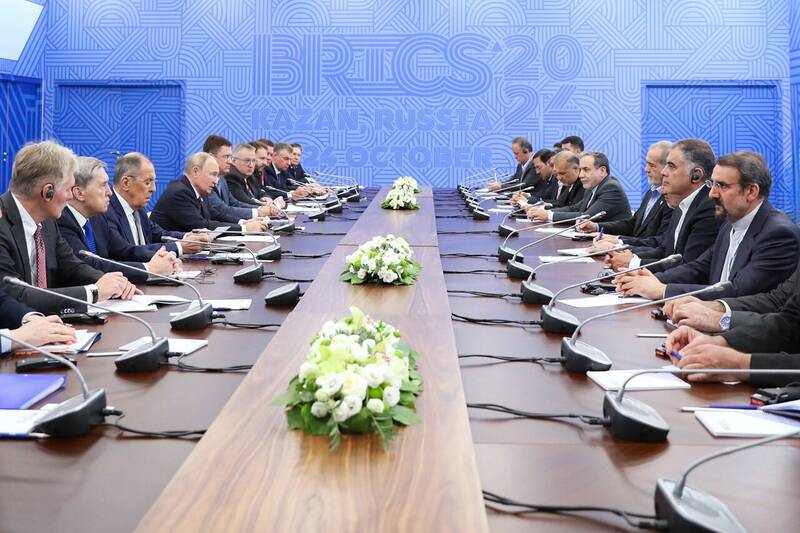 قاب هایی از دیدار مسعود پزشکیان با ولادیمیر پوتین