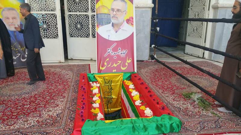 اقامه نماز برپیکر شهید مقاومت دکترحیدری درحرم امامخمینی(ره)