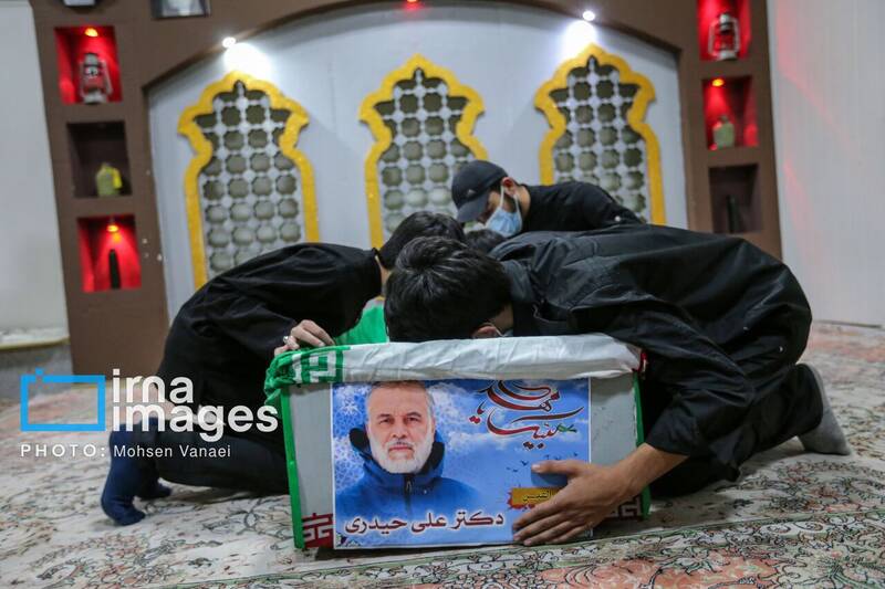 اقامه نماز برپیکر شهید مقاومت دکترحیدری درحرم امامخمینی(ره)