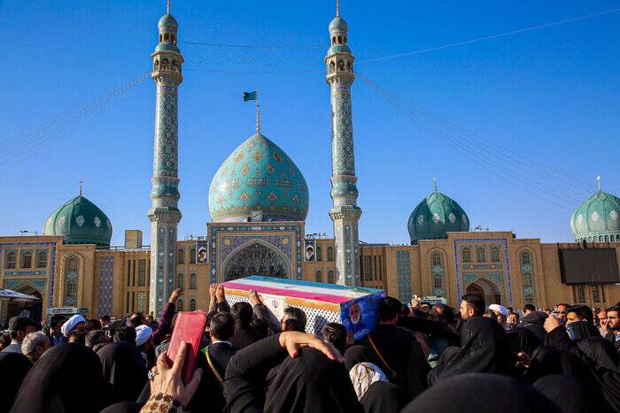 اقامه نماز برپیکر شهید مقاومت دکترحیدری درحرم امامخمینی(ره)