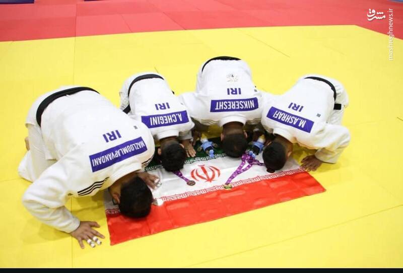 تصویری زیبا از سجده جودوکاران مدالآور بر روی پرچم ایران