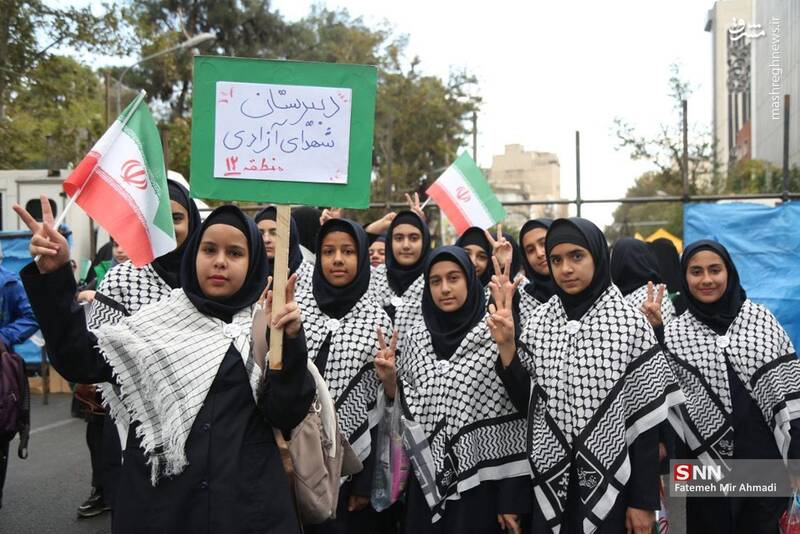 آغاز مراسم یومالله ۱۳ آبان/ حضور دانشآموزان در راهپیمایی و حمایت از مردم غزه+ عکس و فیلم