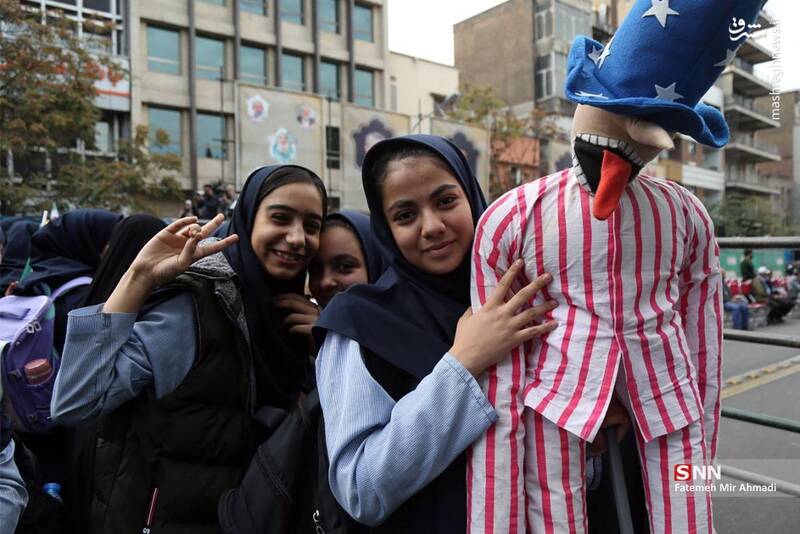 آغاز مراسم یومالله ۱۳ آبان/ حضور دانشآموزان در راهپیمایی و حمایت از مردم غزه+ عکس و فیلم