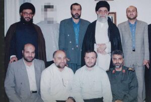 جمعی از شهدای مقاومت در کنار رهبر انقلاب