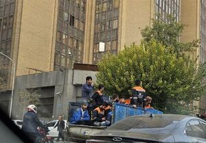 کارگران اتباع با لباس آب و فاضلاب +عکس